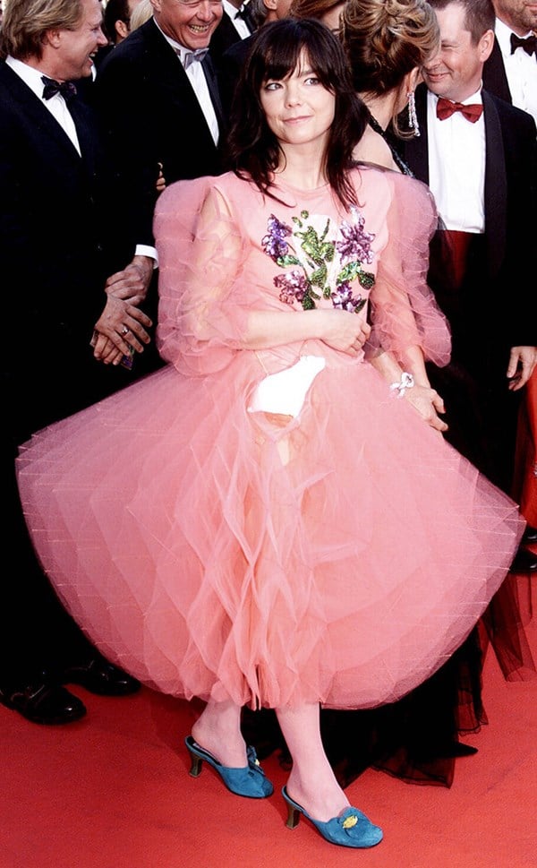Nữ ca sĩ người Iceland Bjork với chiếc váy khiến người cô như lùn đi một nửa.